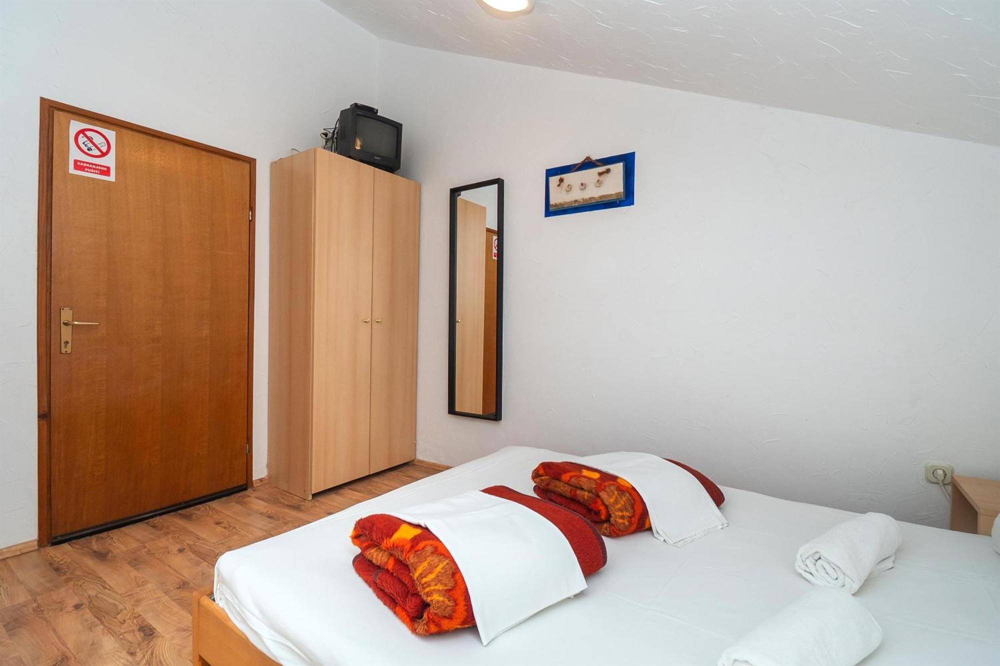 Apartments And Rooms Mladen Vodice Eksteriør bilde