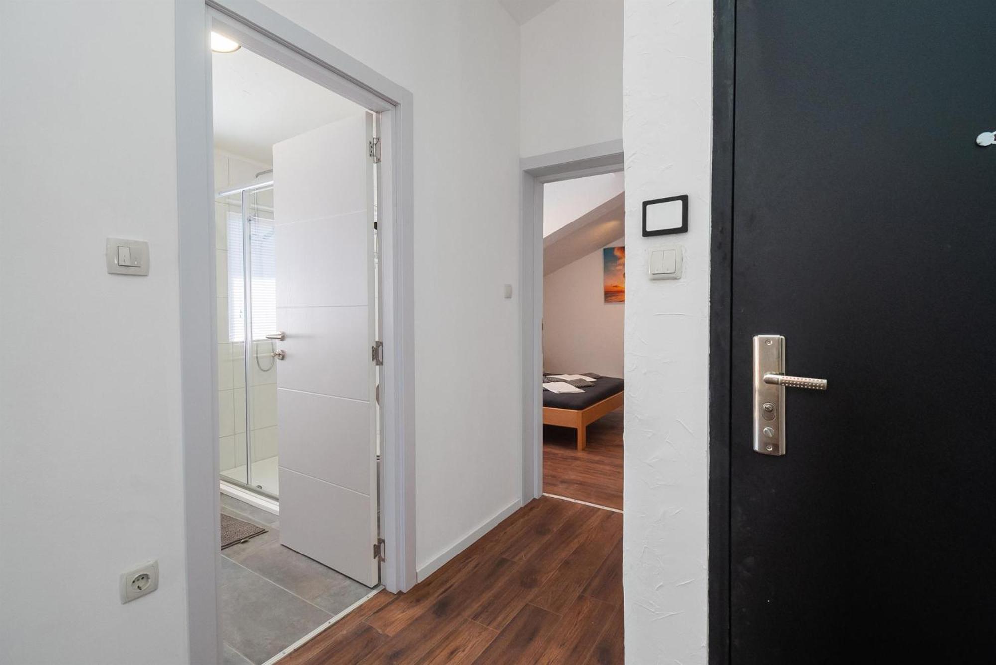 Apartments And Rooms Mladen Vodice Rom bilde